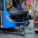 Pista escorregadia provoca colisão entre ônibus e caminhão em MG