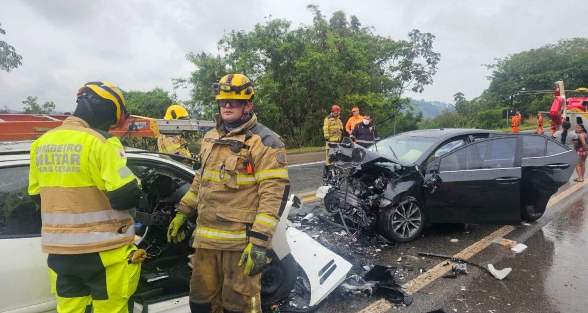 Colisão frontal entre veículos deixa idosa morta e dois feridos graves na BR-459, em Pouso Alegre