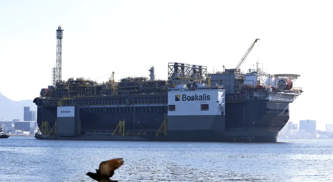 Governo leiloa sete blocos de petróleo no pré-sal nesta quarta-feira