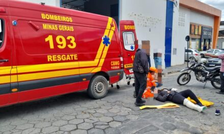 Motociclista é socorrida com suspeita de fratura após acidente no bairro São Geraldo