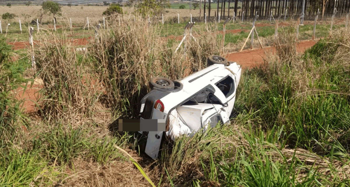 Grávida de oito meses fica ferida em capotamento na BR-429, em Lagoa da Prata
