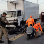 Motociclista fica ferido após colidir contra caminhão em Varginha