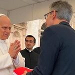 Zema se encontra com Papa Leão XIV no Vaticano e entrega presentes que exaltam a cultura mineira