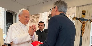 Zema se encontra com Papa Leão XIV no Vaticano e entrega presentes que exaltam a cultura mineira