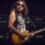 Morre Ace Frehley, guitarrista fundador do Kiss, aos 74 anos