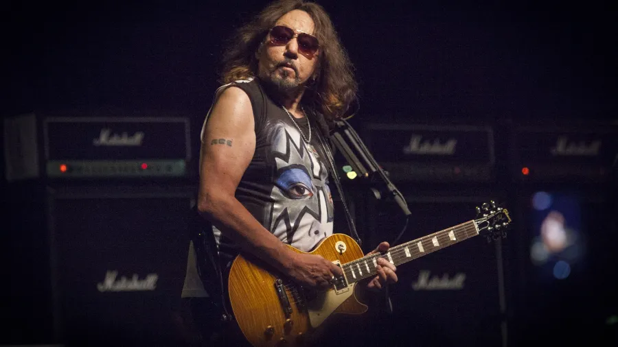Morre Ace Frehley, guitarrista fundador do Kiss, aos 74 anos