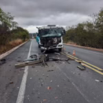 Caminhoneiro fica ferido após colisão na BR-251