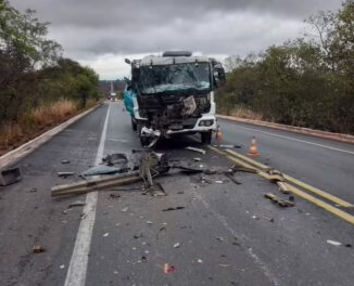 Caminhoneiro fica ferido após colisão na BR-251