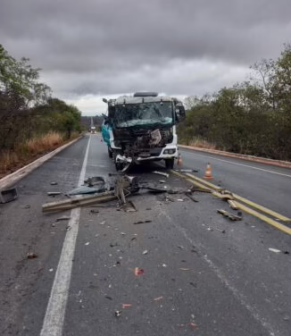 Caminhoneiro fica ferido após colisão na BR-251