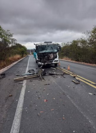 Caminhoneiro fica ferido após colisão na BR-251