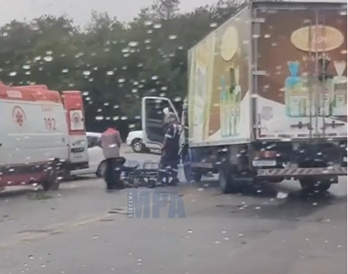 Acidente entre moto e carro deixa jovem gravemente ferido em Divinópolis