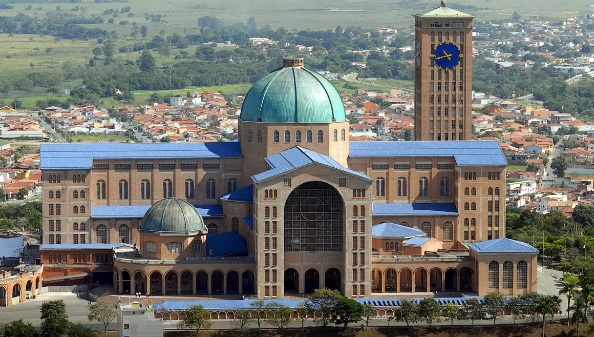 Padroeira do Brasil é homenageada por mais de 494 mil devotos em Aparecida