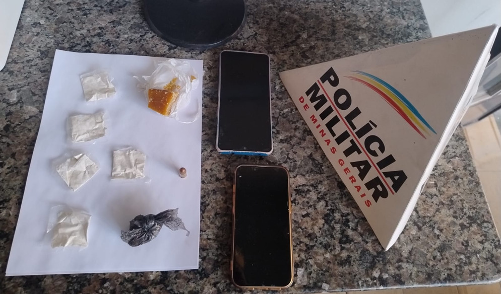 Mulher é presa por tráfico e moto furtada é recuperada pela PM em Formiga