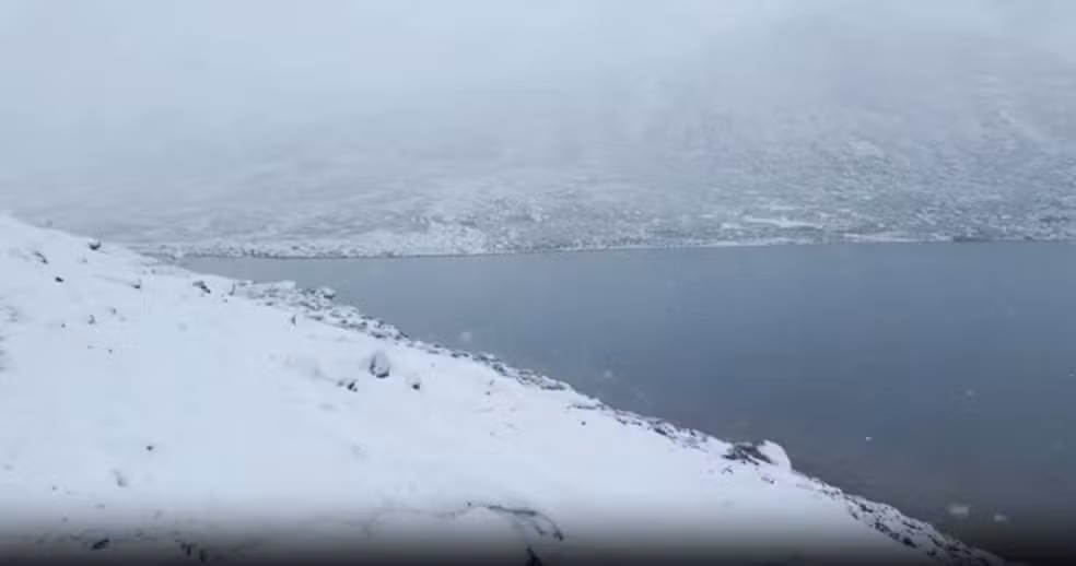Corrida contra o tempo no Monte Everest: mais de 200 pessoas ainda estão presas devido a tempestade de neve