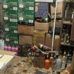 Operação da Polícia Civil apreende 15 mil garrafas em fábrica ilegal em BH