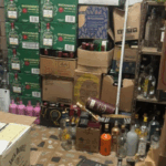 Operação da Polícia Civil apreende 15 mil garrafas em fábrica ilegal em BH