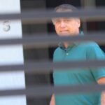 Em prisão domiciliar, Bolsonaro pede autorização para receber barbeiro pessoal
