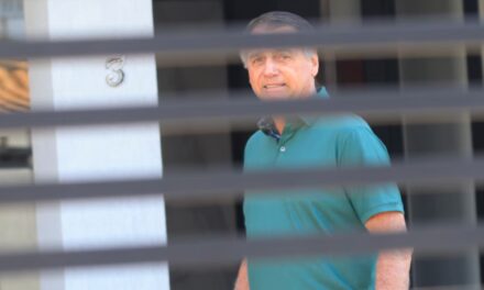 Em prisão domiciliar, Bolsonaro pede autorização para receber barbeiro pessoal