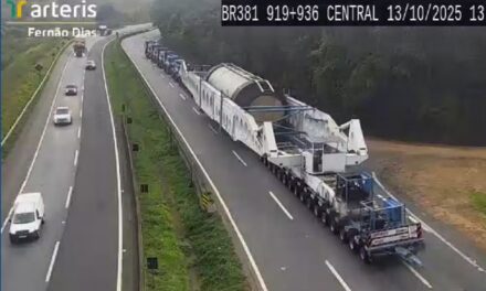 Carreta de 123 metros e 850 toneladas causa interdição na BR-381