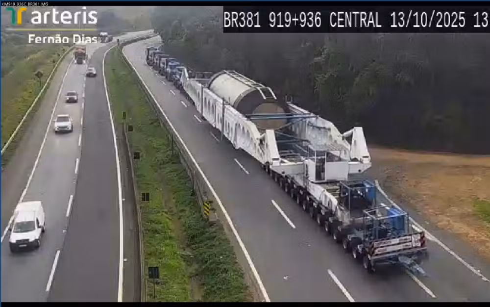 Carreta de 123 metros e 850 toneladas causa interdição na BR-381
