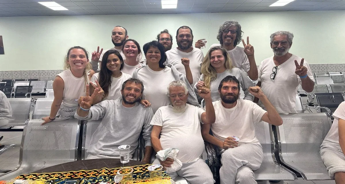 Brasileiros detidos por Israel em flotilha humanitária para Gaza retornam a São Paulo