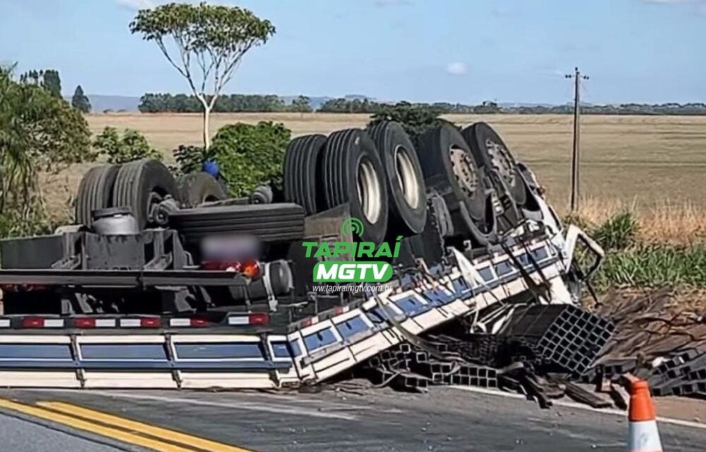 Motorista fica ferido após caminhão tombar na BR-262, em Luz