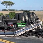 Motorista fica ferido após caminhão tombar na BR-262, em Luz