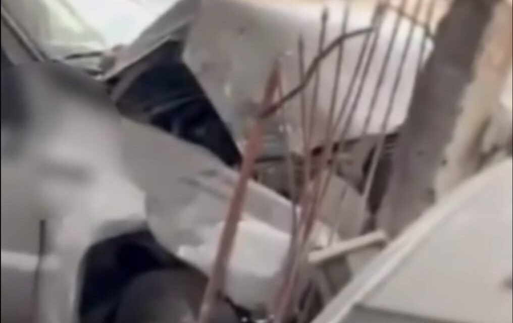 Garagem é destruída após caminhonete bater em residência no bairro Novo Horizonte