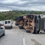 Carreta tomba e carga de carvão se espalha na BR-494 entre Divinópolis e Nova Serrana