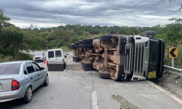 Carreta tomba e carga de carvão se espalha na BR-494 entre Divinópolis e Nova Serrana