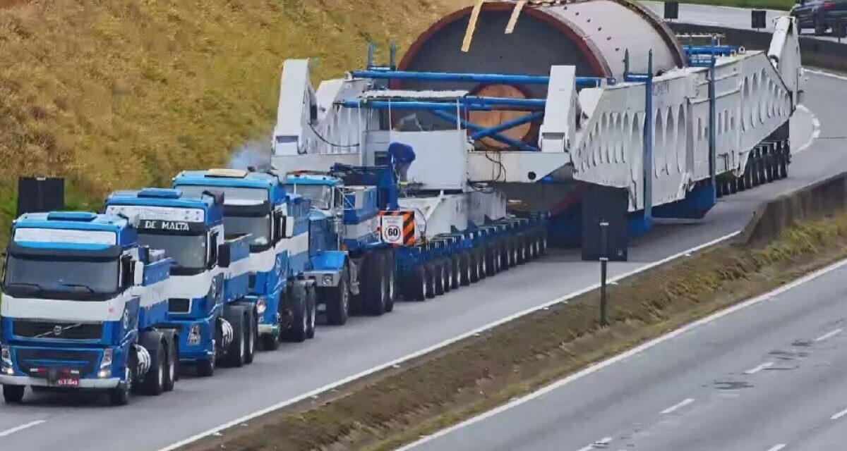Carreta de 850 toneladas retoma deslocamento na BR-381 em direção a Belo Horizonte