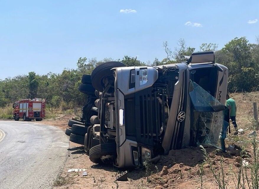 Carreta sai da pista e tomba na MG-260 em Cláudio