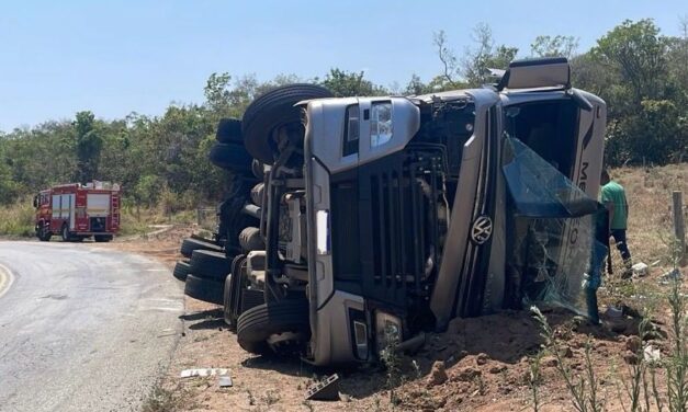 Carreta sai da pista e tomba na MG-260 em Cláudio