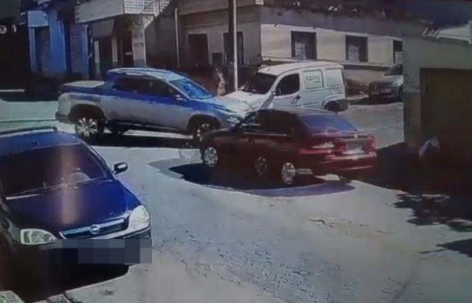 Acidente entre veículos é registrado no bairro Ouro Negro