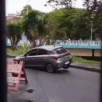 Asfalto cede e carro cai em buraco perto do Terminal Rodoviário de Formiga