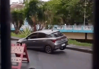 Asfalto cede e carro cai em buraco perto do Terminal Rodoviário de Formiga