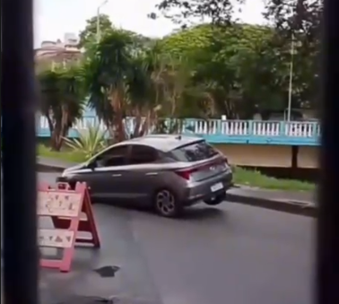 Asfalto cede e carro cai em buraco perto do Terminal Rodoviário de Formiga