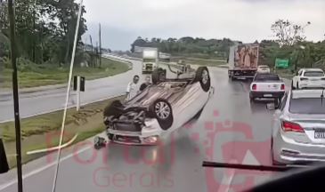Carro capota na MG-050, no trecho próximo à MDL
