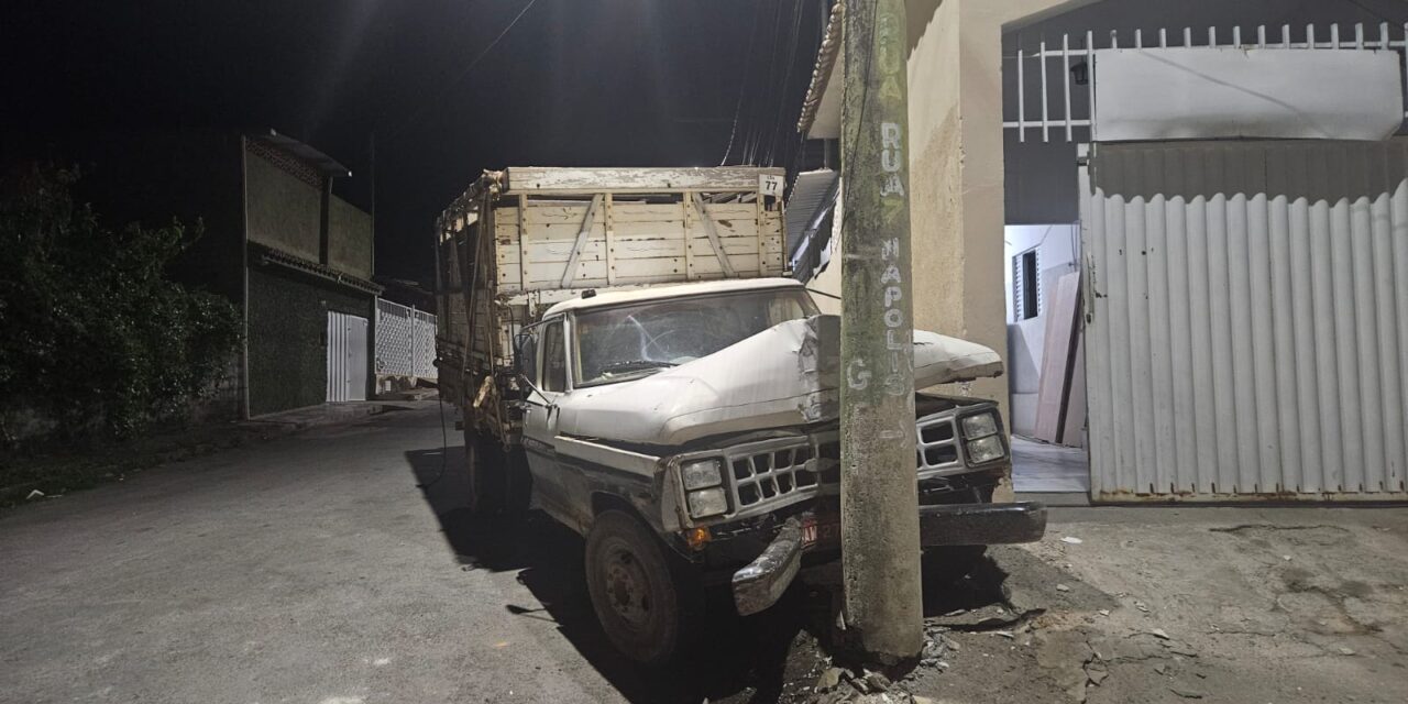 Caminhão estacionado desce sozinho e atinge poste na rua Nápoles, em Formiga