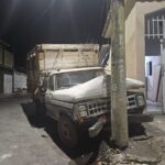 Caminhão estacionado desce sozinho e atinge poste na rua Nápoles, em Formiga