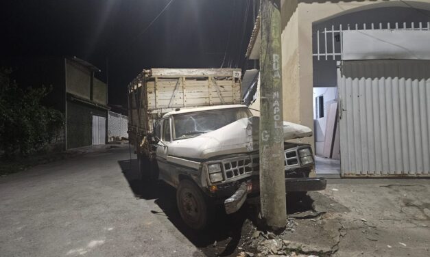 Caminhão estacionado desce sozinho e atinge poste na rua Nápoles, em Formiga