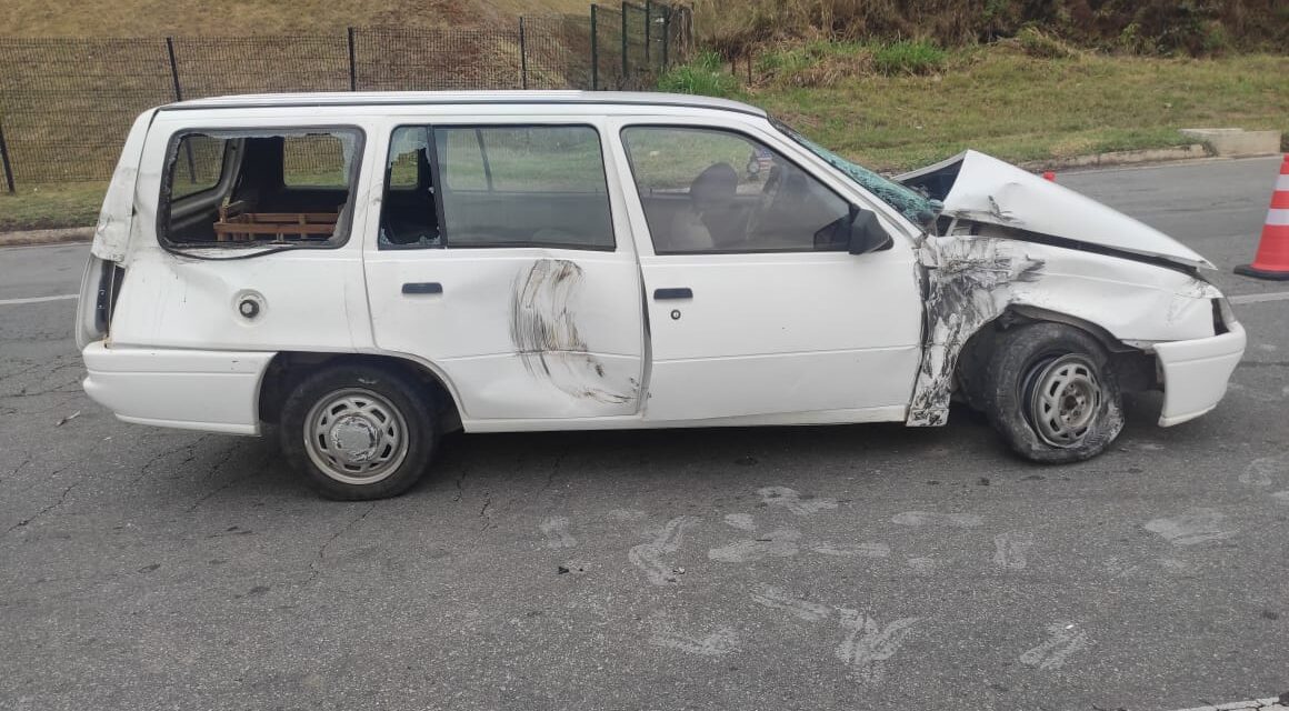 Acidente entre carro e caminhão é registrado na MG-050, em Divinópolis