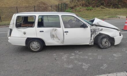 Acidente entre carro e caminhão é registrado na MG-050, em Divinópolis