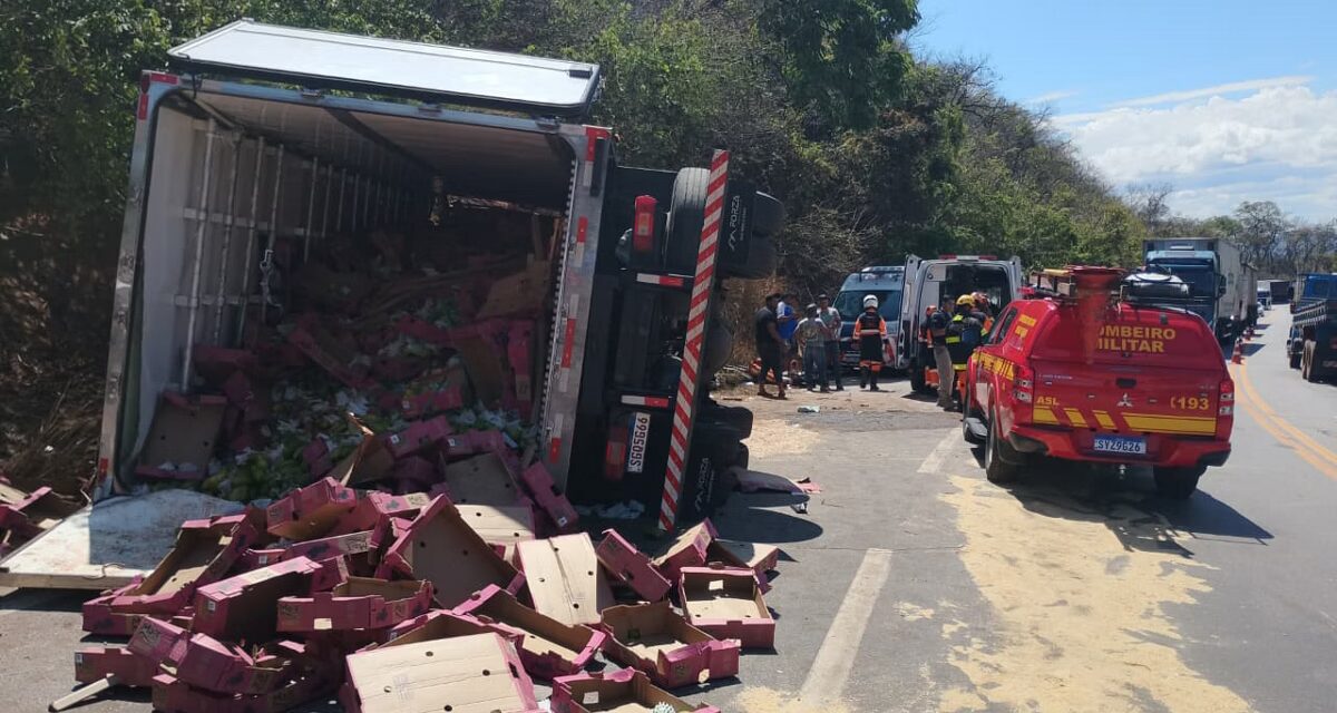 Motorista fica gravemente ferido após caminhão bater em mureta na BR-381