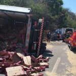 Motorista fica gravemente ferido após caminhão bater em mureta na BR-381