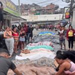 Moradores levam dezenas de corpos à praça da Penha após operação mais letal da história do Rio
