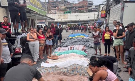 Moradores levam dezenas de corpos à praça da Penha após operação mais letal da história do Rio