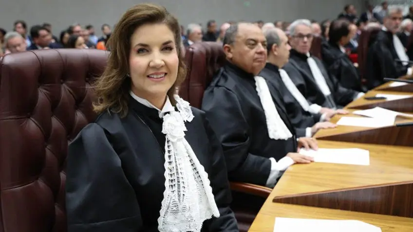 Nome de Daniela Teixeira ganha força para vaga de Barroso no STF