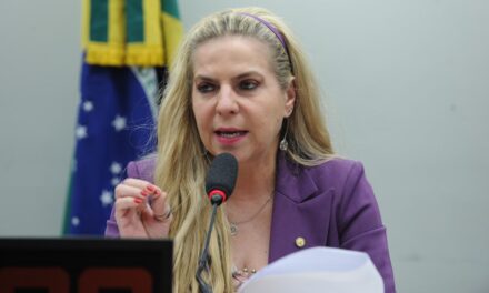 Deputada do PT é interceptada por Israel em flotilha humanitária com destino à Gaza