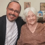 Diocese de Divinópolis entrega bênção papal a Adélia Prado em homenagem aos seus 90 anos